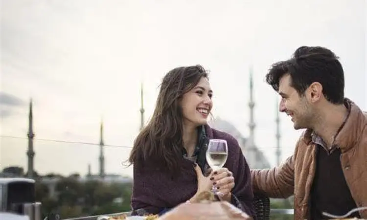 Pertemuan Pertama Kencan Online Pasangan sedang bertemu untuk kencan pertama setelah berkenalan online