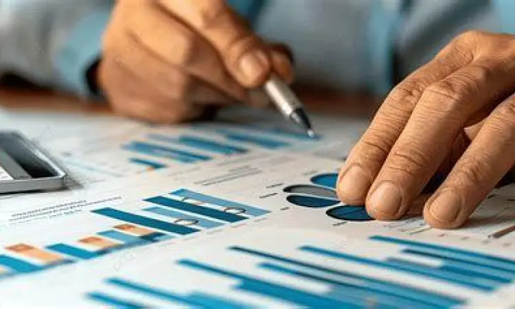 Seseorang menganalisis grafik keuangan di ponsel