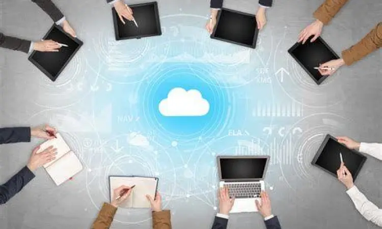 Tim bekerja sama mengedit slide presentasi secara online