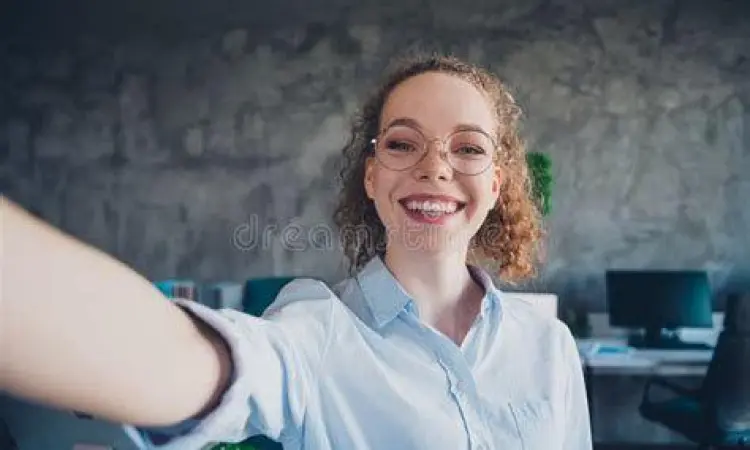 Membangun Personal Branding yang Autentik Seseorang sedang mengambil foto diri dengan percaya diri