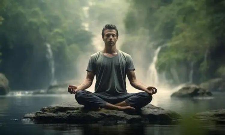 Kesehatan Mental dan Ketenangan Batin Pria sedang meditasi dengan tenang