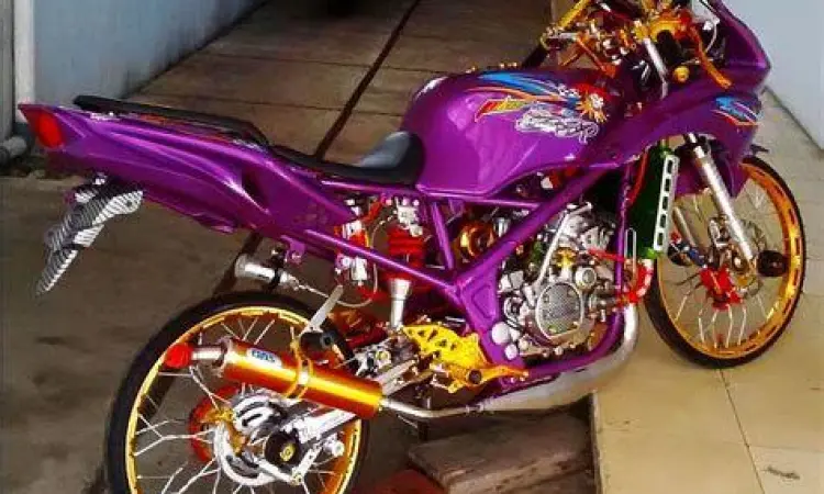 Motor Kawasaki Ninja RR 150 modifikasi warna cyan yang estetik
