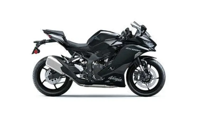 Ninja ZX-25R hitam doff dalam suasana malam hari yang sinematik