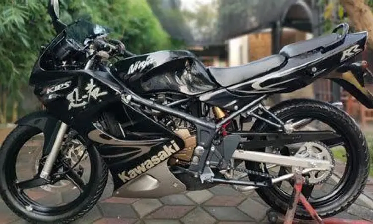 Kawasaki Ninja RR lama warna biru dalam kondisi orisinal