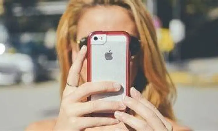 Ilustrasi lensa kamera smartphone dengan efek bokeh