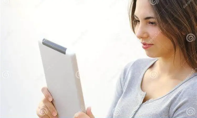 Pengalaman Membaca Online Wanita membaca novel gratis online menggunakan tablet