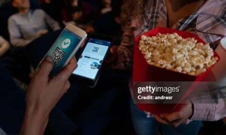 Pemindaian kode QR di mesin mandiri bioskop